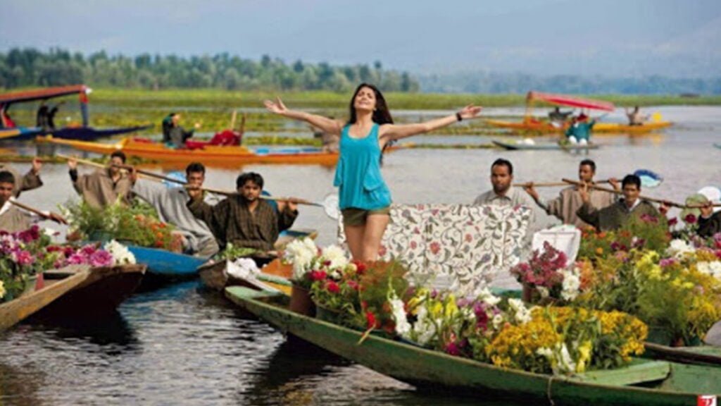 tourist enjoy in dal dalgate with Kashmir soil travels