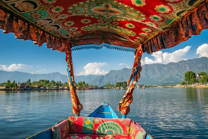 kashmir-dal-lake Kashmir soil travels